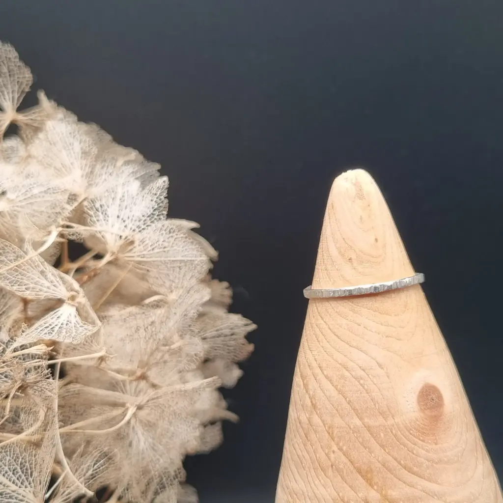 Fijne ring met hamerslag (streepjes)