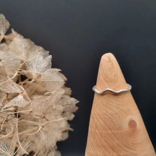 Ring met speels golfje