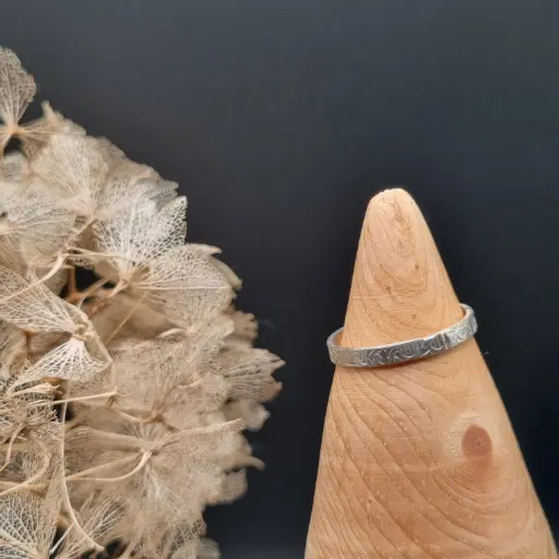 Ring met hamerslag (driedubbele streepjes)