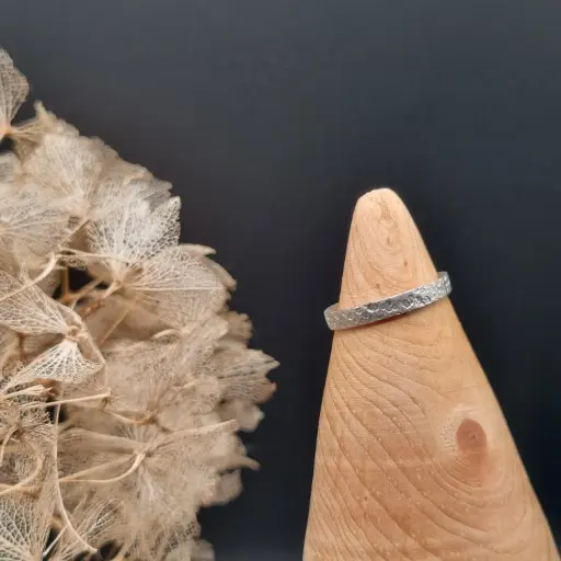 Ring met hamerslag (stipjes)